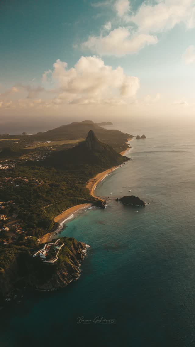 Paisagem aérea do litoral de Noronha ao entardecer
